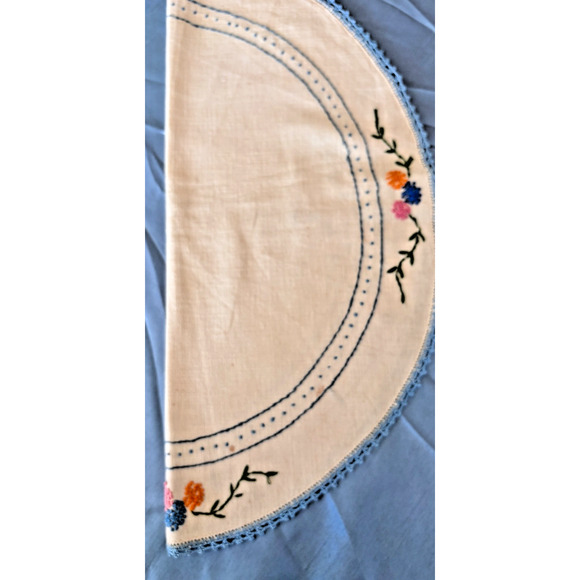 Vintage Embroidered French knot Floral, Scarf Oval Crochet Edge Floral 1950 - Picture 5 of 15